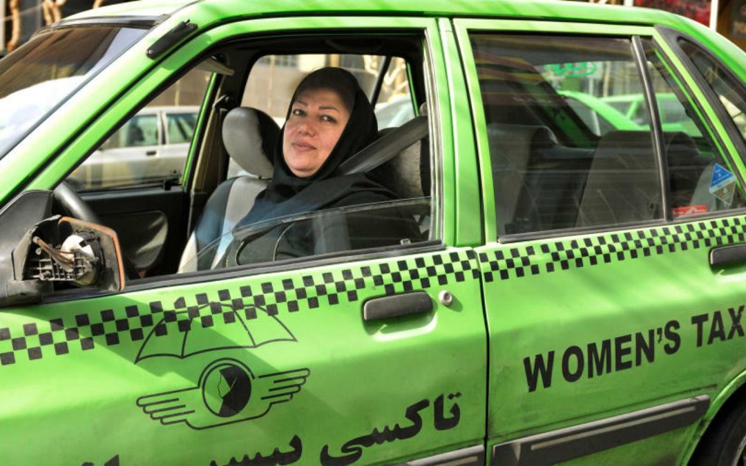وضع إيران الاقتصادي يجبر النساء على ممارسة أعمال “ذكورية”