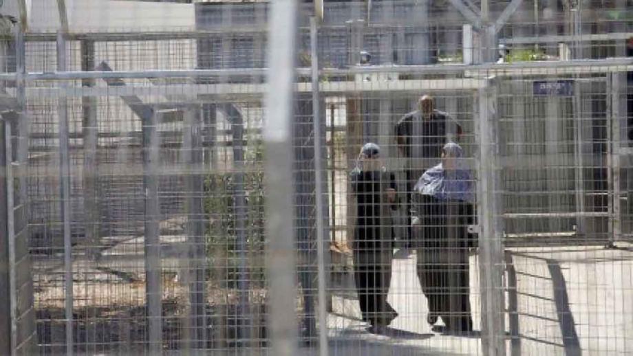 49 أسيرة فلسطينية يواجهن جرائم ممنهجة داخل سجون الاحتلال