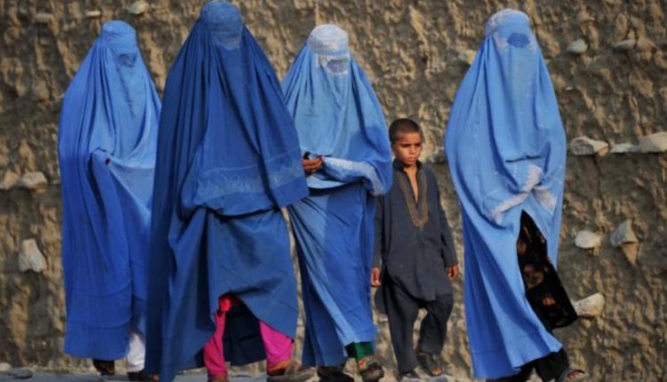 الأمم المتحدة: قيود طالبان تحوّل عمل النساء إلى مهمة مستحيلة