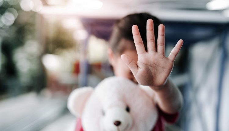 "تأديب" يتحوّل إلى جريمة ضد طفلة في مصر: تفاصيل الاعتداء في القليوبية