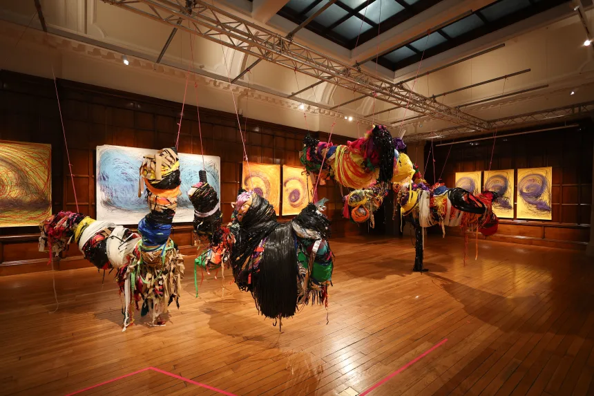 نينا كالو أوّل فنانة من ذوات الإعاقة الذهنية تنال جائزة "تورنر" 2025