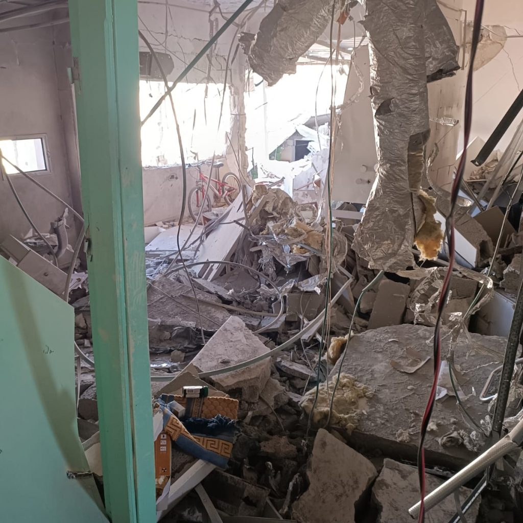 صور للدمار الذي لحق بمركز البسمة للإخصاب