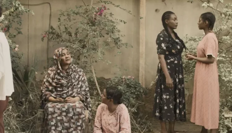 امرأة سودانية تعود إلى أرضها فتجده قد تحول إلى مقبرة.