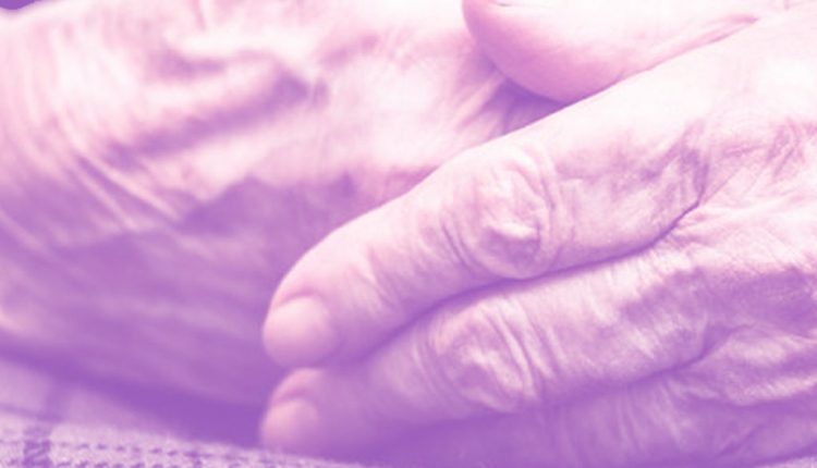 شاب يقتل جدته رمياً بالرصاص ويفرّ هارباً