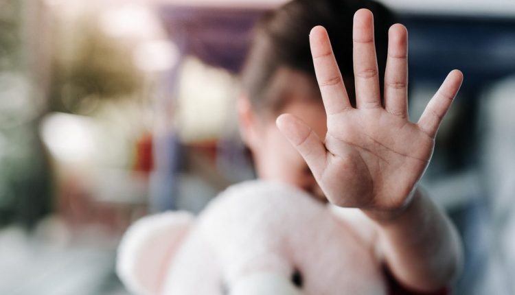 قتلتها أمها ونسيبها، ووضعت في برميل مغلق.