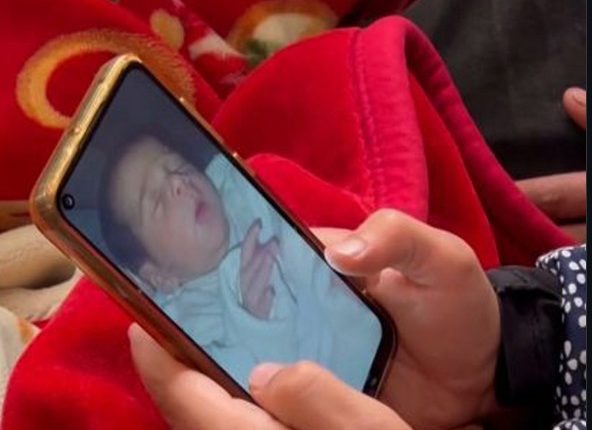 توفيت الرضعية عائشة الآغا داخل خيام مهترئة بسس البرد القارس.