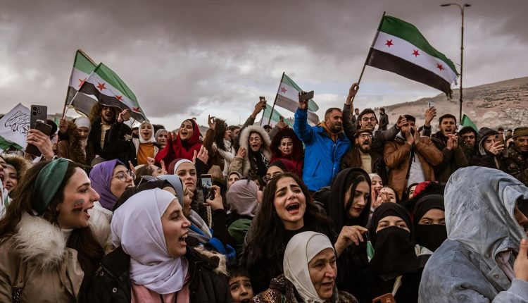 سوريات يتظاهرن ضد قرار منع وضع المكياج.