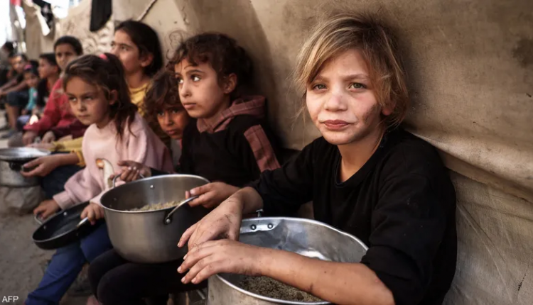 "بتضلك طول اليوم على رغيف حاف".. "هندسة تجويع" ممنهجة يمارسها الاحتلال على غزة