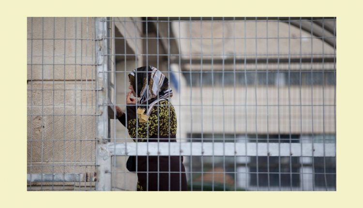 حرمان من الحجاب وملابس الصلاة.. جرائم الاحتلال مستمرة بحق الأسيرات الفلسطينيات