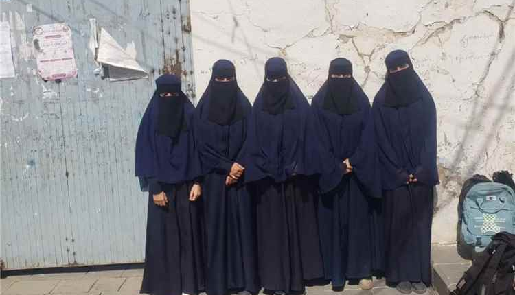 اليمن: معاقبة 5 طالبات بالوقوف تحت الشمس بسبب الزي